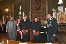 Nowo pasowani kupcy.
Od lewej: Bogdan Preinl, Anna Płaneta, Marek Sas oraz Roman Bugajski w towarzystwie Wiesława Jopka, Prezes