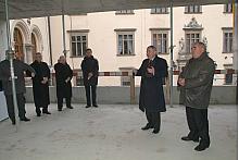Jacek Majchrowski, Prezydent Miasta Krakowa wraz z Tadeuszem Dulbą, Prezesem Zarządu firmy Budostal-2 SA,  złożyli zebranym serd
