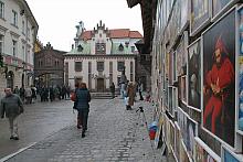 Na murze przy Bramie Floriańskiej zachowała się tradycja sprzedawania obrazów. 