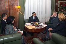 ...z Hazairinem Pohanem, Ambasadorem Republiki Indonezji, któremu towarzyszyli: Hendra Pramana i Henry R.W. Kaitjily, I sekretar