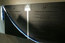 Umieszczony na tablicy dwujęzyczny - polski i angielski tekst upamiętnia otwarcie Pawilonu.
