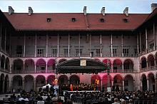 Na wawelskim dziedzińcu odbył się koncert inauguracyjny XVIII Międzynarodowego Festiwalu Orkiestr Wojskowych. 
Wystąpiła Orkies