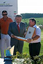 Prezydent Jacek Majchrowski pogratulował zwycięzcy i wręczył nagrodę - paterę ze stosownym grawerunkiem.
