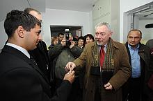 Jednym z nich był Krzysztof Surówka, któremu klucz do mieszkania wręczył Prezydent Krakowa Jacek Majchrowski.
