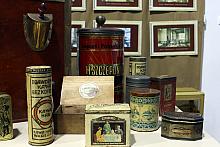 Na wystawie pokazano eksponaty związane z przygotowaniem i piciem kawy. Zaprezentowano między innymi kolekcję puszek, w których 