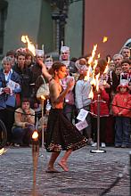 Skąpo odziane kapłanki ognia popisywały się prawdziwą maestrią w żonglowaniu płomieniem.