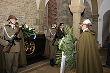 Na znajdującym się w romańskiej krypcie św. Leonarda sarkofagu króla Jana III Sobieskiego złożono kwiaty.