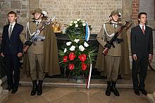 Przy miejscu wiecznego spoczynku monarchy wartę zaciągnęli żołnierze Wojska Polska oraz uczniowie krakowskiego II Liceum Ogólnok