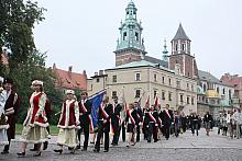 Wszystko zaczęło się na Wawelu. Po mszy św. w katedrze młodzież, grono pedagogiczne oraz zaproszeni goście zeszli w pochodzie ze