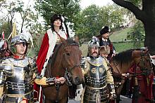 Pięknej królowej - w postać której wcieliła się Grażyna Wolszczak - towarzyszli dwaj husarze.