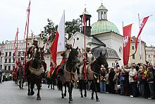 Tłumnie przybyli na Rynek Główny krakowianie entuzjastycznie witali zwycięskie wojska.