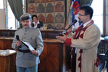 Sesja Rady Miasta wzbogaciła się o wyjątkowy punkt - lekcję patriotycznego śpiewania z krakowskimi radnymi, którą poprowadzili K