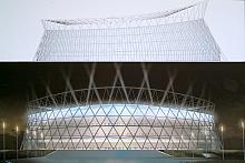...za "interesujący sposób wpisania obiektu sportowego, zbudowanego z prostej struktury konstrukcyjnej, w otacząjącą przest