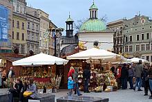 Zgodnie z odwieczną tradycją na Rynku Głównym wyrosły kramy pełne świątecznego towaru.