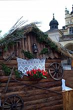 Aranżacja kramów na krakowskim Rynku przypominała odchodzącą w przeszłość, dawną małopolską wieś.