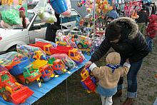 Stragany z plastikowymi zabawkami, wabiły zwłaszcza najmłodszych uczestników.