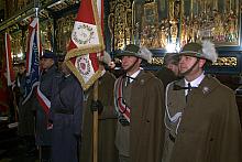 Na mszę świętą przybyły poczty sztandarowe Wojska Polskiego, Policji, Straży Miejskiej oraz krakowskich szkół.