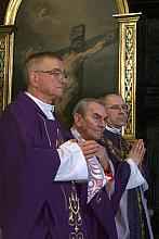 Wspólnie z księdzem kardynałem koncelebrowało mszę świętą liczne grono wybitnych przedstawicieli krakowskiego duchowieństwa.