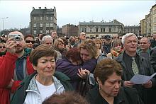 Przemówień wysłuchał tłum zgromadzony na Placu, który jest miejscem równie tragicznym, jak warszawski Umschlagplatz. 