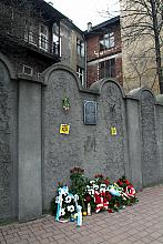 Marsz ruszył w kierunku dawnego KZ Plaszow. Pod murem, który okupant kazał zbudować tak, aby przypominał rząd macew, pozostały k