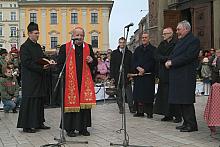 Punktualnie o godzinie 12.00 Metropolita Krakowski ksiądz kardynał Stanisław Dziwisz przystąpił do święcenia pokarmów.