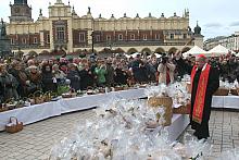 Koszyczków było bardzo dużo. Dużo też było chlebków, które jak co roku Prezydent Krakowa miał rozdać uczestnikom uroczystości.