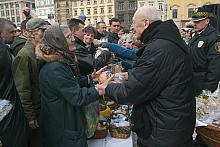 W rozdawaniu chlebków - było ich 2 tysiące, i kraszanek - też tysiące - pomagali Prezydentowi inni uczestnicy uroczystości. 
Je
