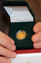 Dukaty złote wybito ze złota próby 999,9, mają one średnicę 18,5 mm i ważą 5,5 grama. Wyceniono je na 2500 zł. Mennica Polska op