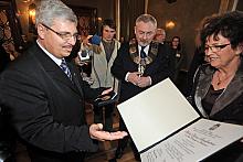 ...który dyrektor Krobicki odebrał z rąk Przewodniczącej Rady Miasta Krakowa Małgorzaty Radwan-Ballady.