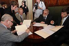 W gabinecie Prezydenta Miasta Krakowa podpisano umowę dotyczącą
organizacji, prowadzenia i obsługi emisji obligacji.  