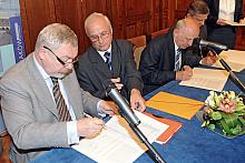...podpisali: Prezydent Krakowa Jacek Majchrowski, Wiceprzewodniczący Rady Miasta Krakowa Bogusław Kośmider, Prezes Krakowskiego
