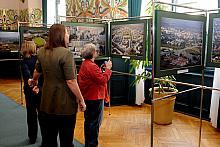W holu prezydenckim oglądać można było wystawę fotografii Wiesława Majki.