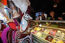 Na ulicy Grodzkiej dzikiego Tatarzyna - amatora kobylego mleka - zainteresowały lody.