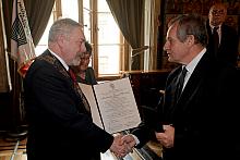 Następnie profesor Kazimierz Trybalski odebrał Srebrny Medal Cracoviae Merenti, stosowny dokument...