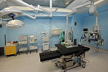 "Ortopedicum", posiadające dwie sale operacyjne, to centrum ortopedyczno - rehabilitacyjne, nastawione na kompleksowe 
