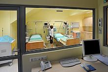 Klimatyzowane sale szpitalne są jedno-  lub dwuosobowe.