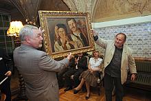 ...podziwiali przedstawiący krakowską parę obraz Wincentego Wodzinowskiego, jaki ofiarował Jubilat.