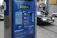 Za parkowanie trzeba płacić odliczonym bilonem, gdyż automaty nie wydają reszty. Można też posłużyć się Krakowską Kartą Miejską.