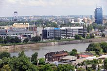 Przez lata mówiło się, że po roku 1945 Kraków odwrócił się od Wisły, jednak widać wyraźnie, że dziś miasto wraca nad rzekę.