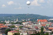 Także z dachu - nie tylko z balonu - można podziwiać panoramę Krakowa zwieńczoną dwoma kopcami: Kościuszki i Piłsudskiego.