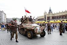 Na Rynku Głównym pojawił się Schützenpanzerwagen 251, czyli półgąsiennicowy pojazd piechoty.
W ten sposób grupa konstrukcyjna c