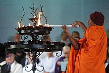Zapalali świece: hinduiści...