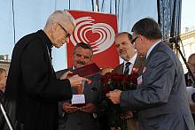 Krakowscy kardiolodzy wręczyli księdzu kardynałowi Franciszkowi Macharskiemu medal 30-lecia krakowskiego Instytutu Kardiologii..
