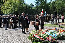...organizacji kombatanckich oraz pracujących na rzecz zachowania pamięci o ofiarach wojny.