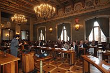 Obrady toczyły się w sali Obrad Rady Miasta Krakowa im. Stanisława Wyspiańskiego - który był nie tylko wielkim artystą, lecz tak