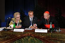 Za stołem prezydialnym zasiedli (od lewej): Francoise Riviere, zastępca dyrektora generalnego UNESCO, Andrea Riccardo, założycie