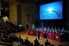 Następnie chór wykonał polskie pieśni. W wielkiej sali Auditorium Maximum rozbrzmiewała "Szła dzieweczka do laseczka".