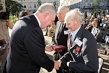 Pamiątkowe medale wręczał Prezydent Miasta Krakowa Jacek Majchrowski. Najstarszy z laureatów - Pan Michał Boczek - liczy 104 lat