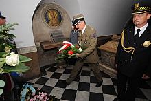 ...wśród których nie zabrakło bukietu kwiatów od krakowskich służb mundurowych.