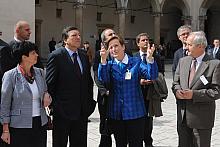 Na dziedzińcu arkadowym José Manuel Barroso oraz członkowie jego gabinetu wysłuchali opowieści o dziejach Wawelu.